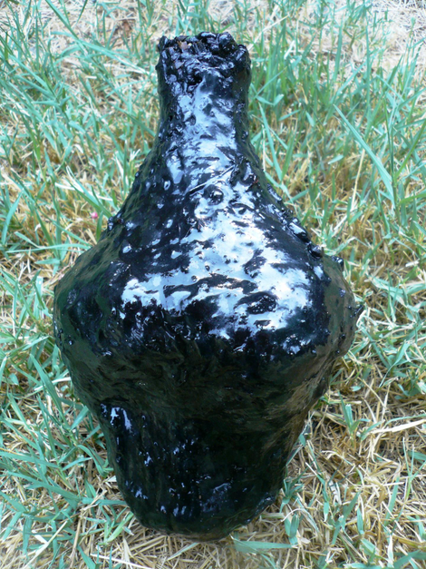 Bitumen-lined water bottle manufactured in the traditional method used by Native Californians (Image: Sabrina Sholts, Smithsonian Institution)